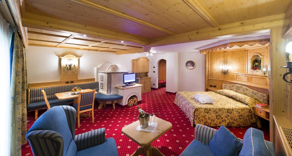Alpen Hotel Corona Vigo di Fassa Ngoại thất bức ảnh