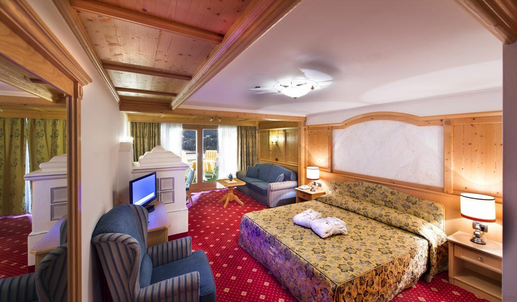 Alpen Hotel Corona Vigo di Fassa Ngoại thất bức ảnh
