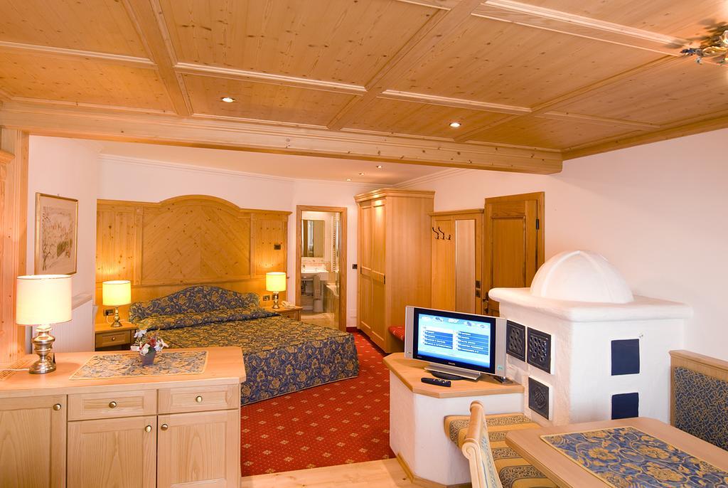 Alpen Hotel Corona Vigo di Fassa Ngoại thất bức ảnh